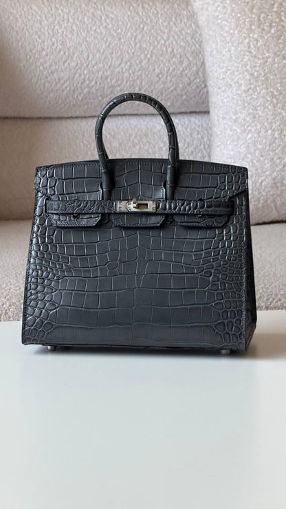 Hermes
Birkin croc 25cm💕master quality😍with box❤️
750 dhs✅

Zain52
♥️♥️♥️