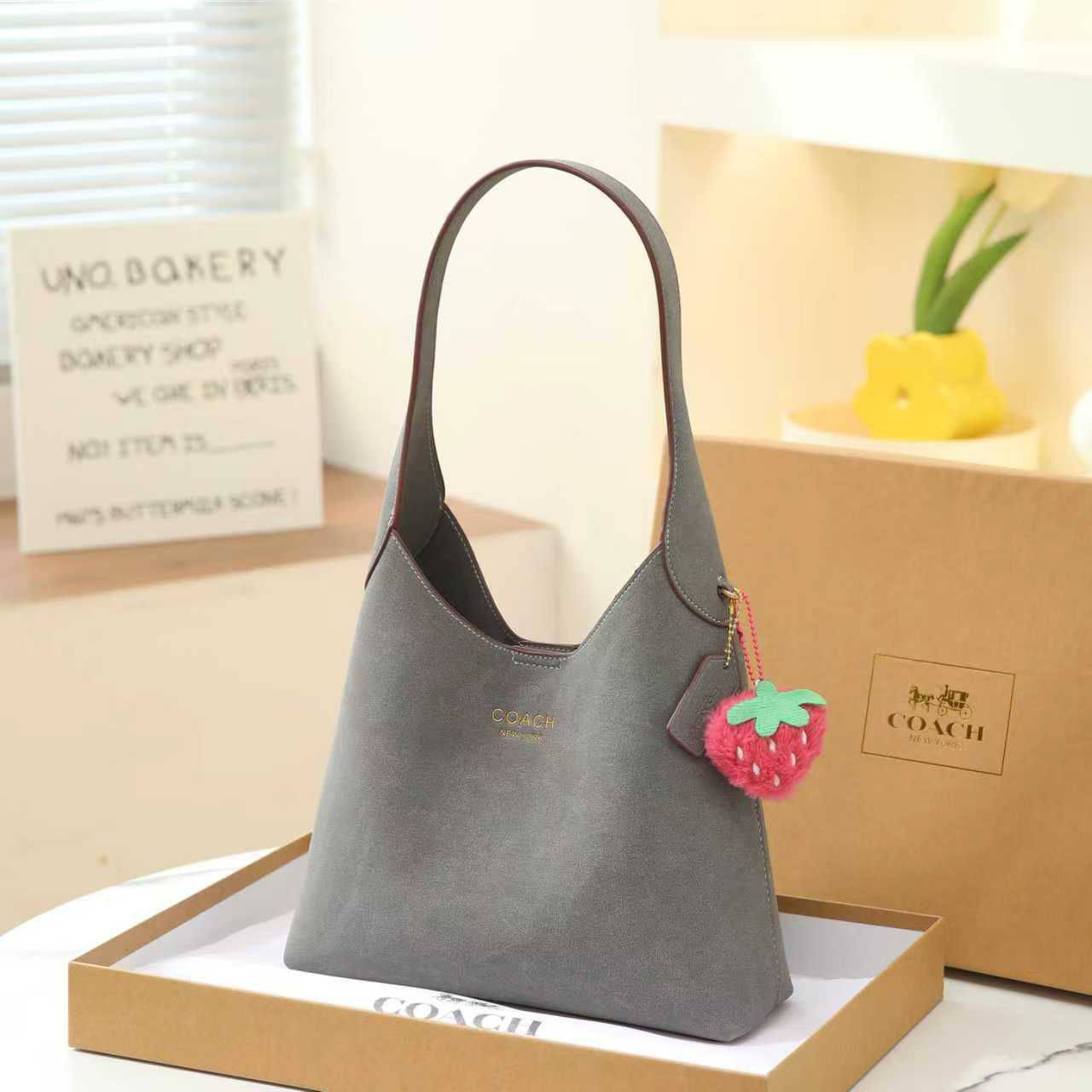 COACH  
SIZE  ……… 28CM 🥰
90 dhs🪙🌨️
with BOX🌷

Zain244
♥️♥️♥️