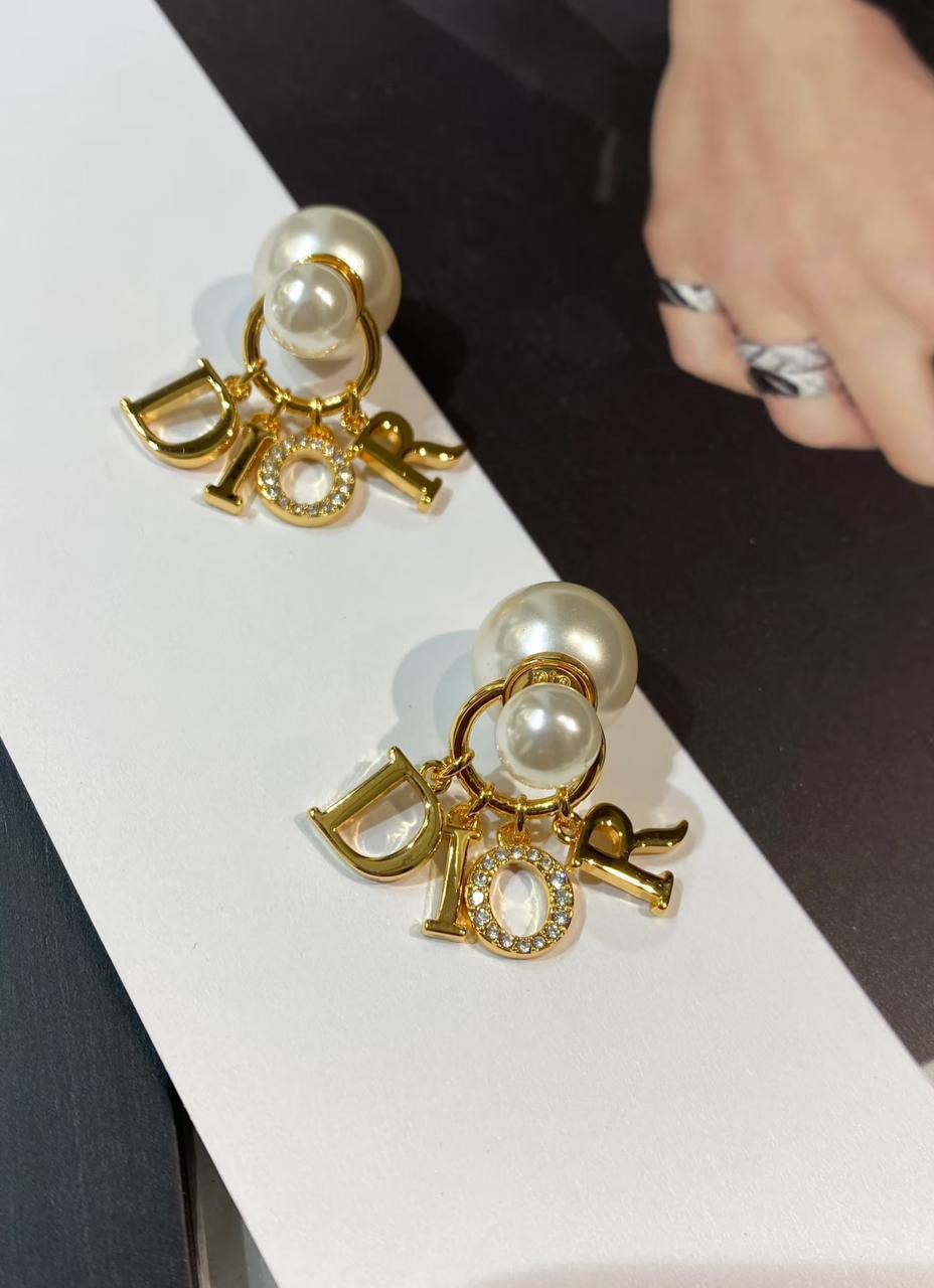 Dior Set* 🎊
Necklace 
Earrings 
Bracelet 
Master Quality 💎

130 dhs🪙🌨️
normal box 📦

Zain48
♥️♥️♥️