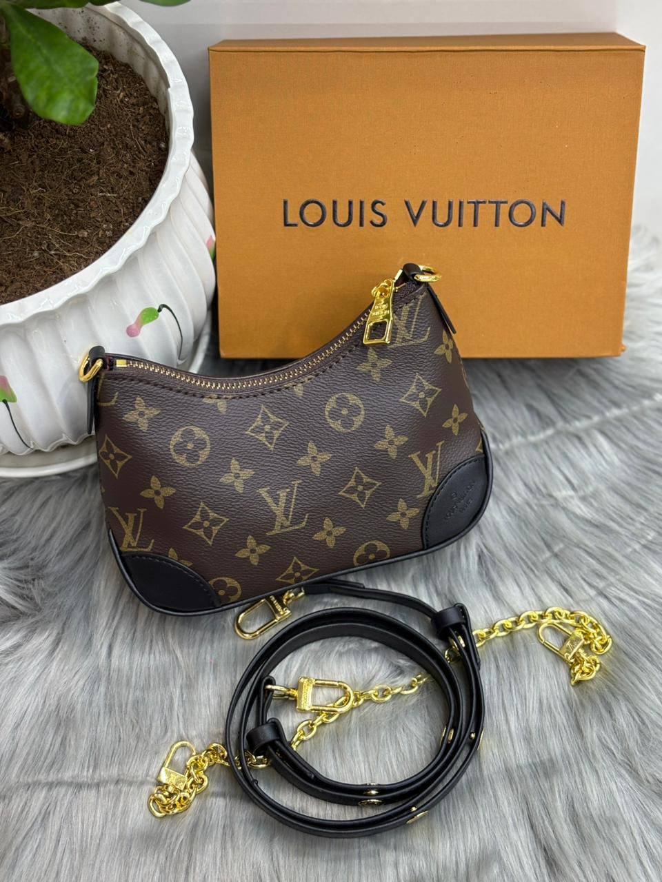 LV
SIZE  ……… 20 CM 🥰🥰🥰

90 dhs🪙🌨️

with box
🎁🎁🎁

Zain244
♥️♥️♥️