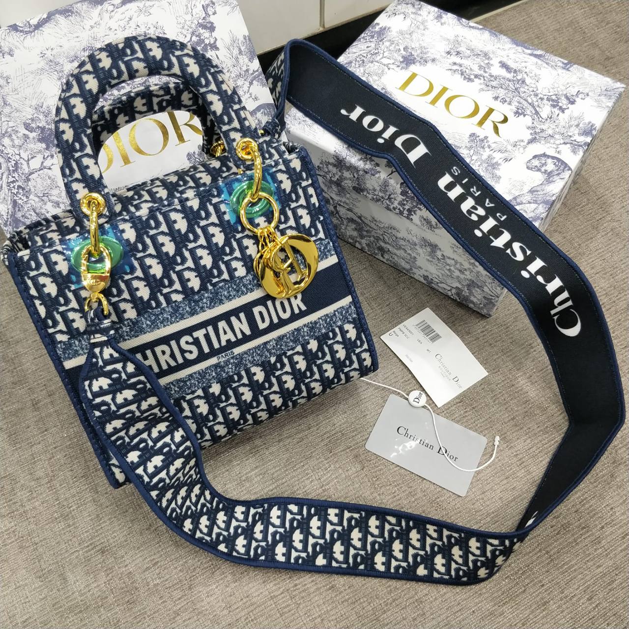 Dior

95 dhs✅

with box
🎁🎁🎁

Zain235
♥️♥️♥️