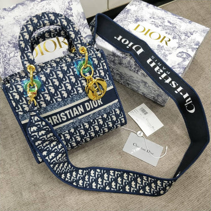 Dior

95 dhs✅

with box
🎁🎁🎁

Zain235
♥️♥️♥️