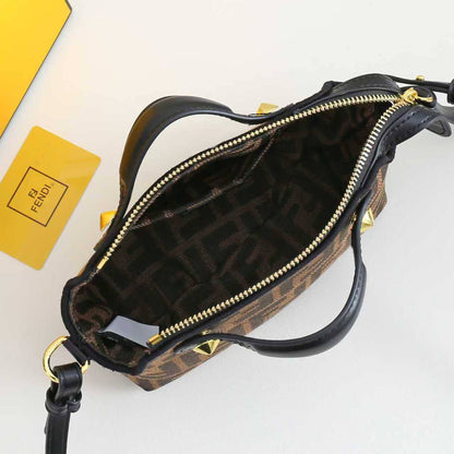 Fendi
100 dhs💓
SIZE：22cm
Good-quality 

with box
🎁🎁🎁

Zain35
♥️♥️♥️