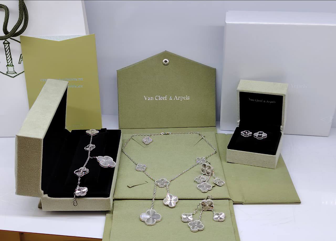 VCA SET❤️‍🔥*
Necklace 🦋
Earring🌸
Ring 💍 free size 
Bracelet 🐦‍🔥
Master quality 💯
With normal boxes 📦 
240 dhs🗽
With master box 🗃️ 
300 dhs🗽

Zain216
♥️♥️♥️