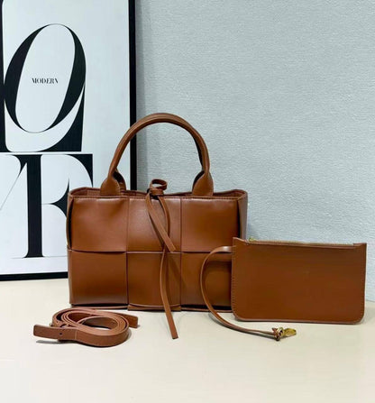 BOTTEGA 
GOOD QUALITY  
WITH BOX 
110 dhs✅

Zain295
♥️♥️♥️