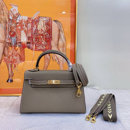 Hermes Kelly 💕🙋🏻‍♀️
Master 
22cm🥰 
280 dhs❣️

Zain228
♥️♥️♥️