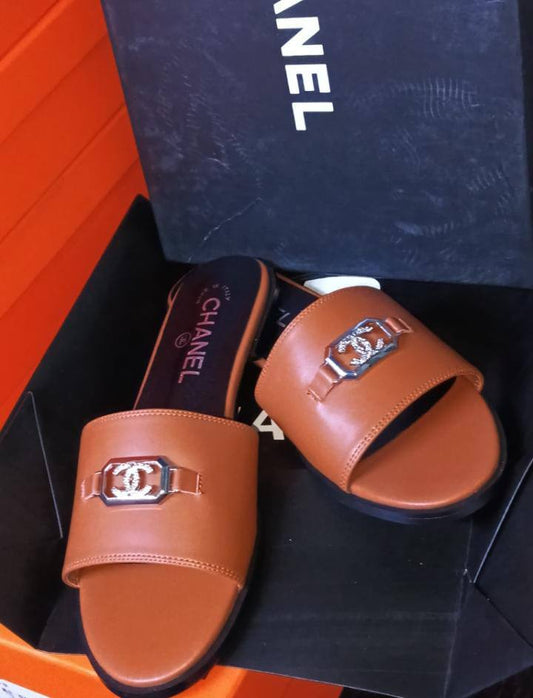 Chanel 
Ladies Slipper
Size 36-42
85 dhs🪙🌨️

Zain241
♥️♥️♥️