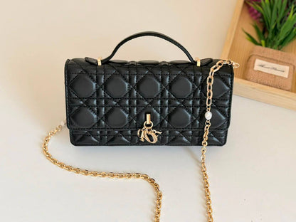Dior

260 dhs🇦🇪🇦🇪

Zain134
♥️♥️♥️