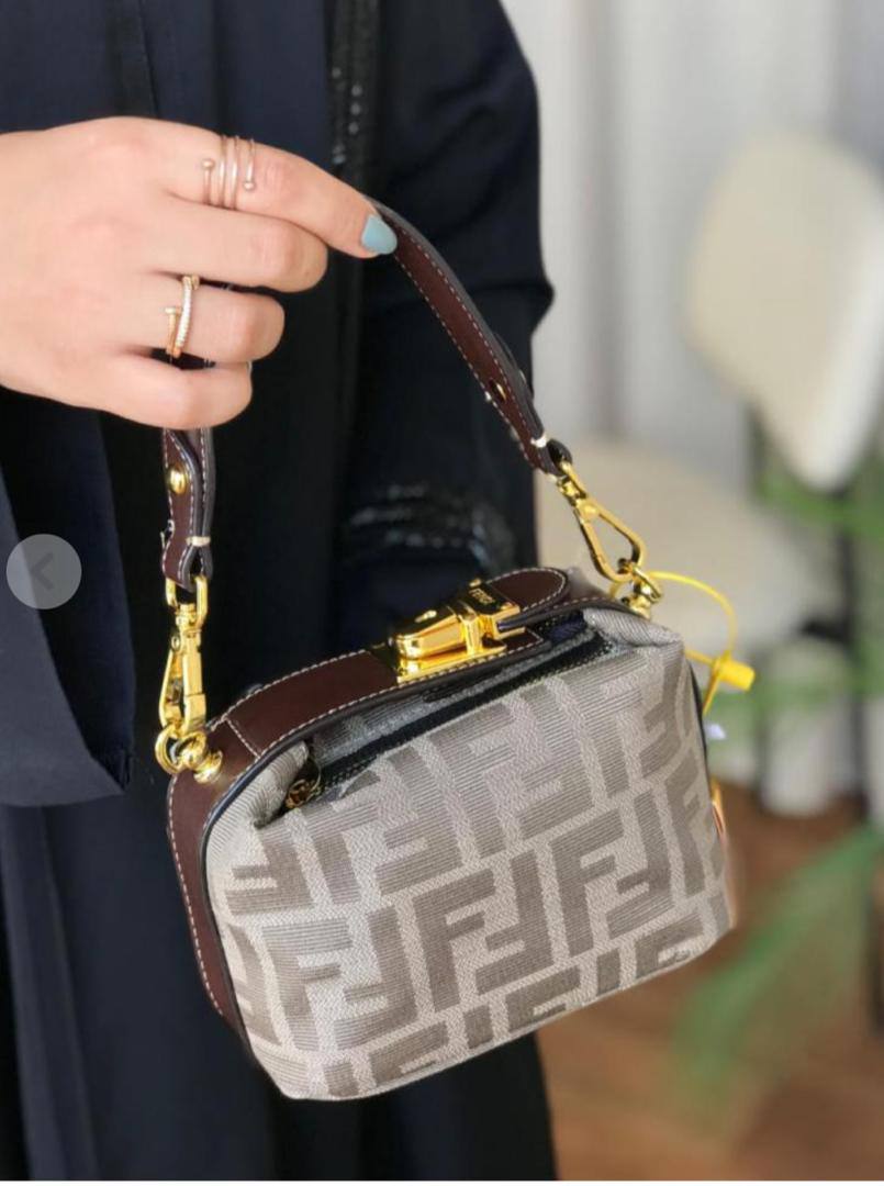 Fendi

90 dhs✅

high quality

 With box
🎁🎁🎁

Zain26
♥️♥️♥️
