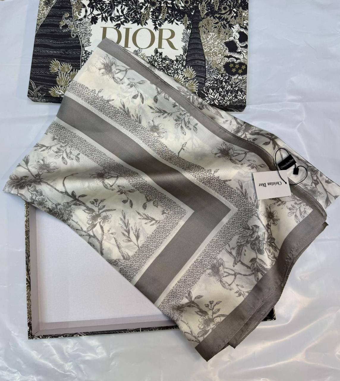 Dior
Silk scarf 
40 dhs✅
55 dhs✅ 

with box
🎁🎁🎁

Zain93
♥️♥️♥️
