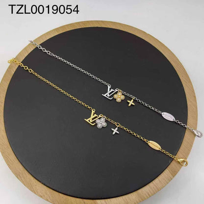 Bracelet 🌊*
Good quality 💯
With black boxes 🗃️ 
30 dhs🪙🌨️
With brand boxes 📦 
And paper bag 🛍️
35 dhs🪙🌨️

Zain216
♥️♥️♥️