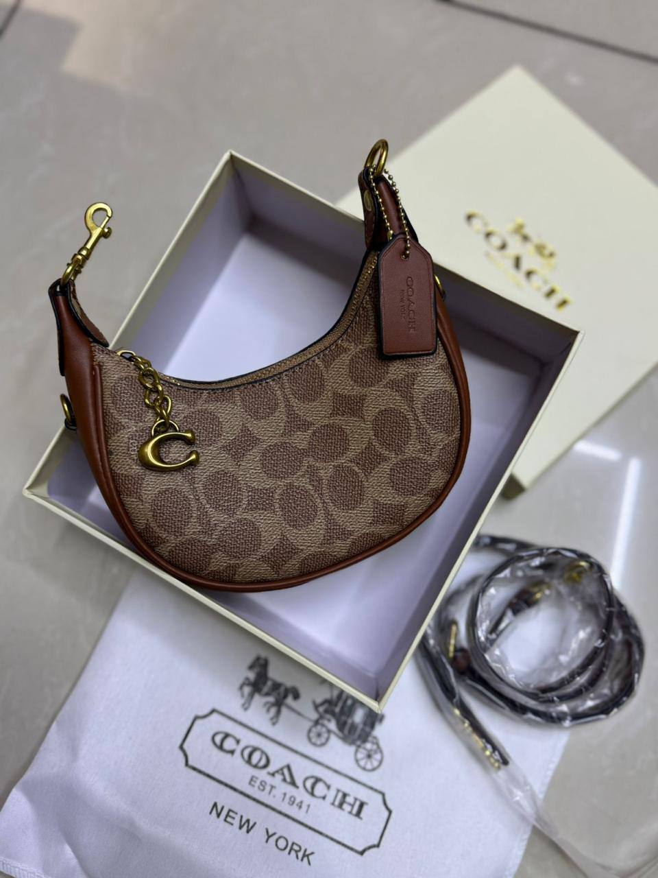 🍒 Coach Jonie

1️⃣ First quality +🎁

Size : 16.5 * 9 cm

80 dhs✅

with box
🎁🎁🎁

Zain115
♥️♥️♥️