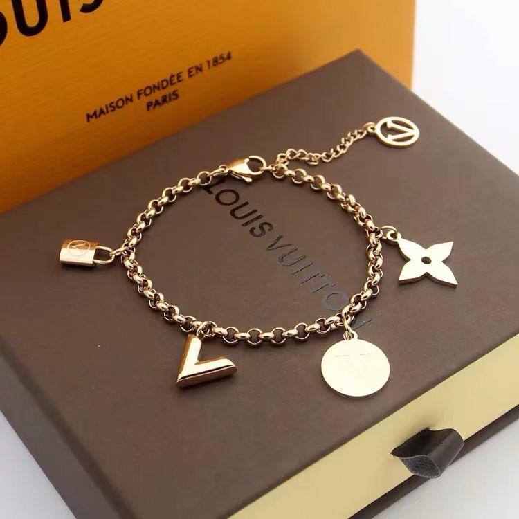 Lv Bracelet
✨💫
55 dhs❣️
With Box And Paper Bag🛍️🎁

Zain89
♥️♥️♥️
