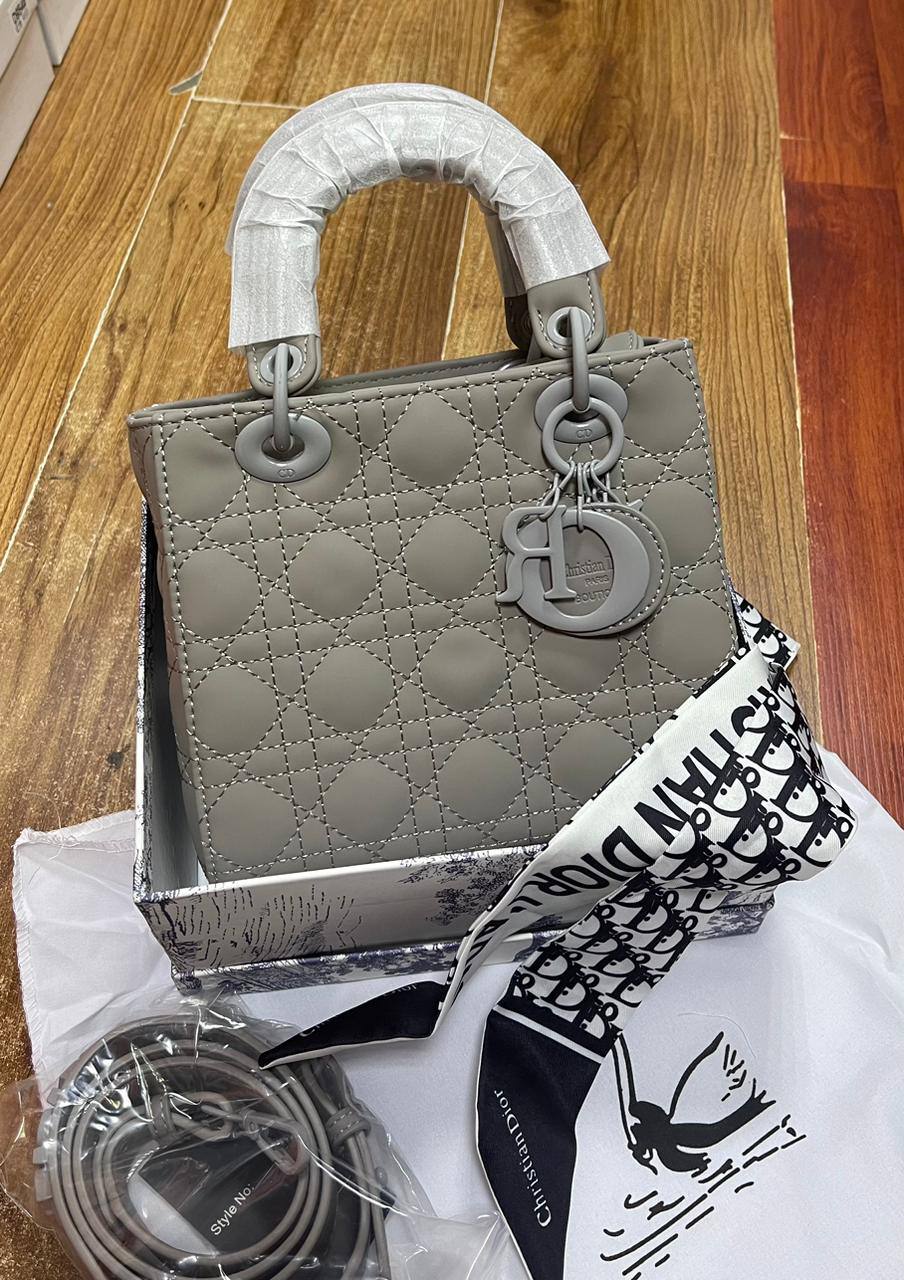 Dior
120 dhs🇦🇪
With Box

Zain50
💓💓💓