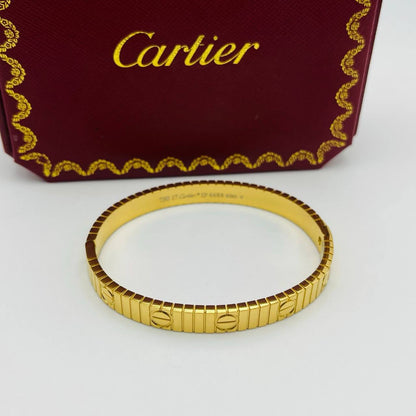 Newl arrival hot moving 
🔥🔥🔥 Cartier stainless steel 18k gold plated Bangle 🔥🔥🔥 
35 dhs🪙🌨️
45 dhs🪙🌨️
with Cartier box and paper bag 
Only size 17 available!!!

Zain243
♥️♥️♥️