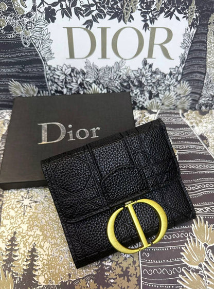 Dior Wallet
With box 
20 dhs✅

Zain93
♥️♥️♥️