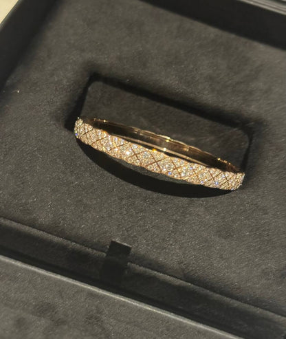 CHANEL 
Bangle 🦋
Master quality 💯
With normal boxes 🗃️ 
110 dhs🇦🇪🇦🇪

With master box 📦 
130 dhs🇦🇪🇦🇪

Zain216
♥️♥️♥️