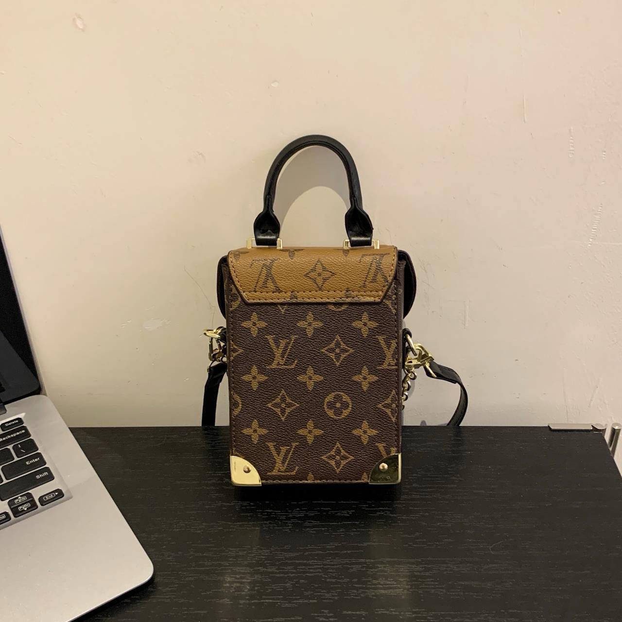 LV
17*12*6 cm
70 dhs👑

Zain17
♥️♥️♥️