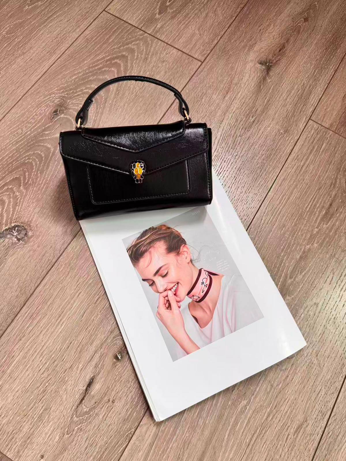 Bvlgari 
Best quality with box’s 
110 dhs🇦🇪🇦🇪
size 18 Cm

Zain290
♥️♥️♥️