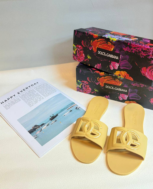 D&G
*🔥new arrival🔥✌️*
Size 36to41
60 dhs🪙

Zain236
♥️♥️♥️