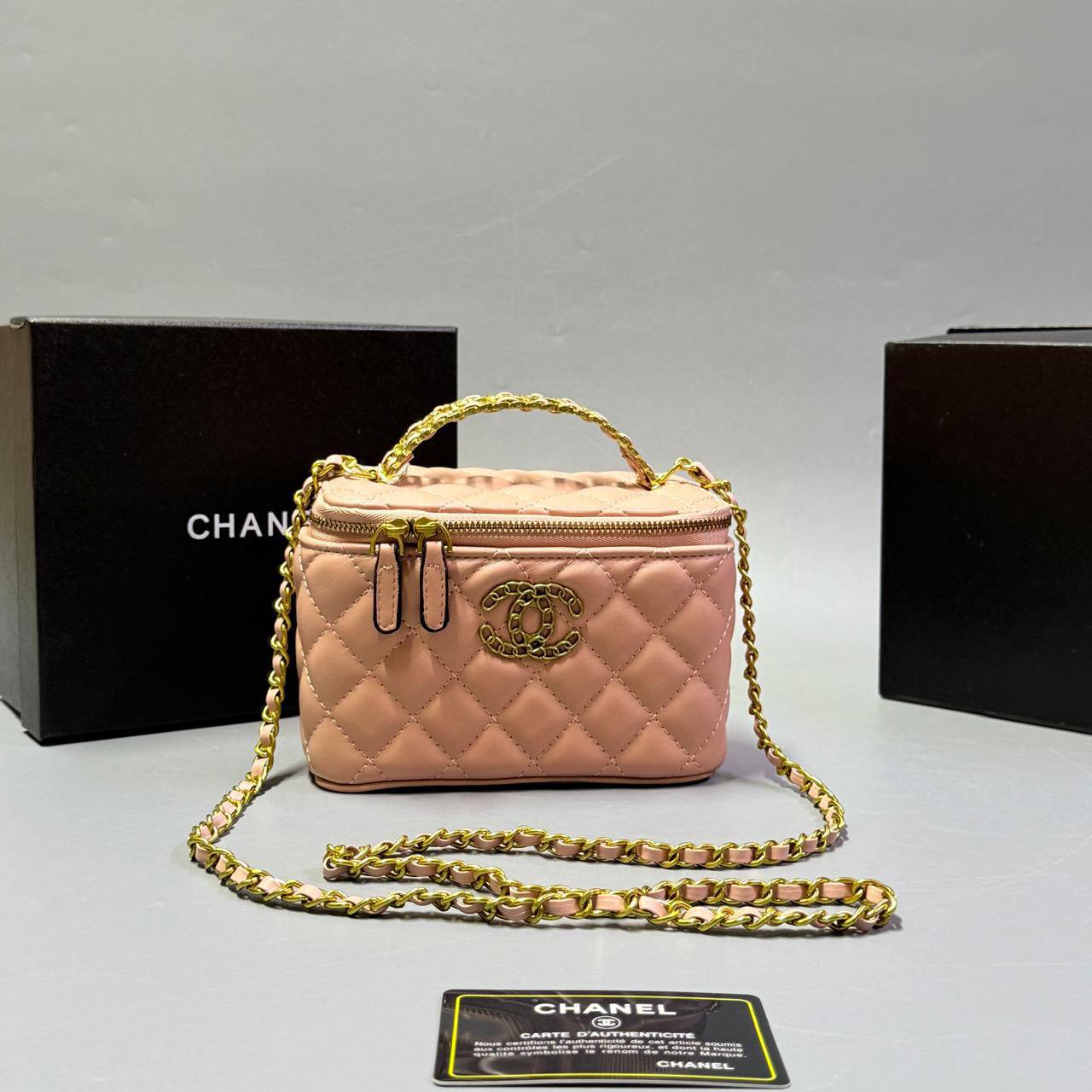 CHANEL 
GOOD QUALITY 
WITH BOX
🎁🎁🎁

95 dhs✅
SIZE : 16 cm

Zain39
♥️♥️♥️