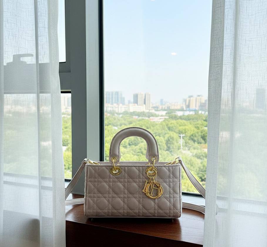 Dior

Good quality 

with box 
🎁🎁🎁

115 dhs🪙🌨️

Zain186
♥️♥️♥️
