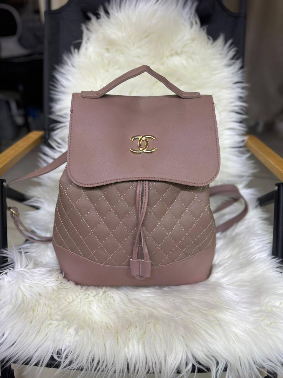🌷Chanel backpack
Good quality 2 Use bag
Size: 29 * 34 cm
70 dhs✅

Zain115
♥️♥️♥️