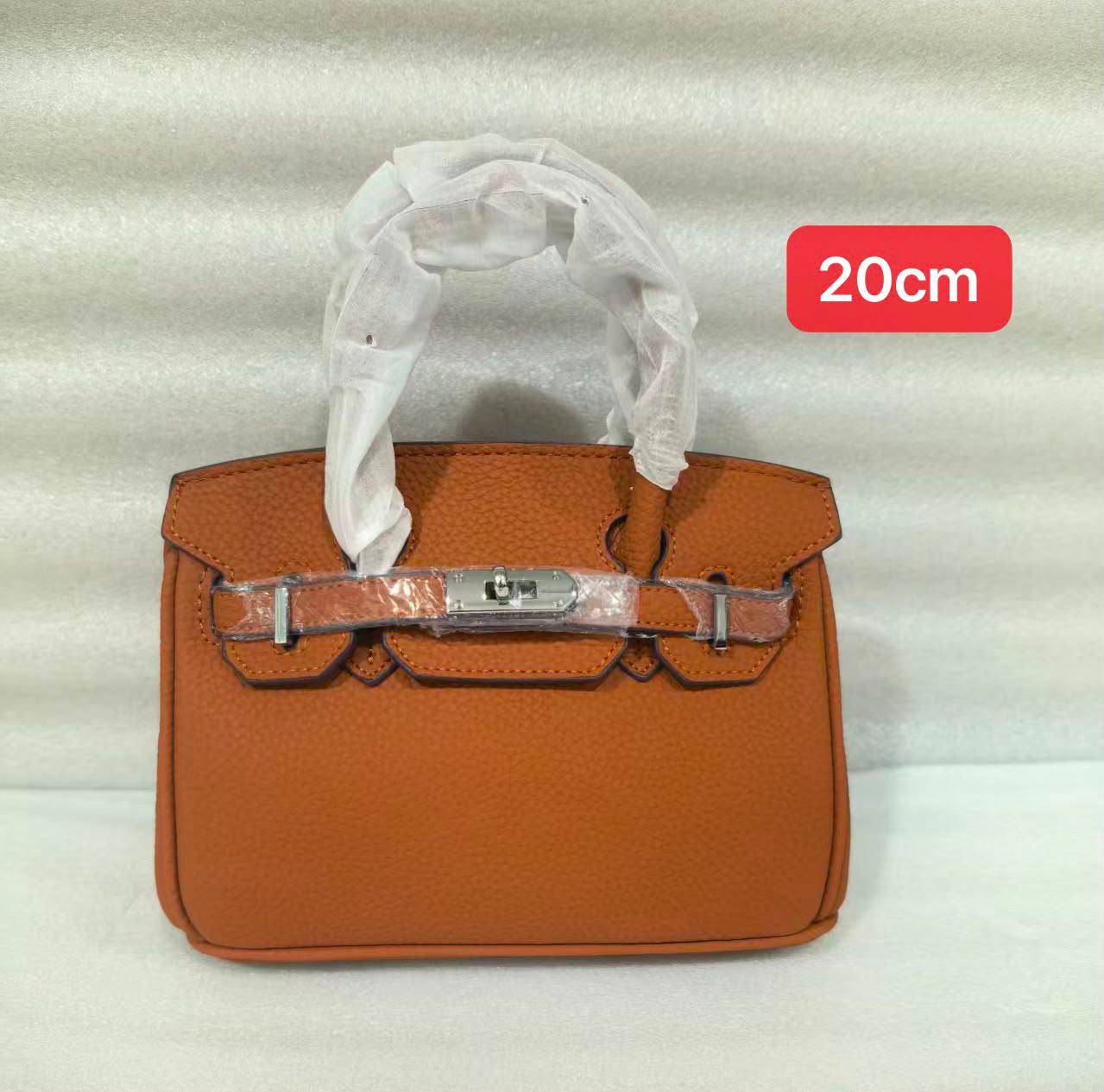 Hermes 
20cm 
With box 
100 dhs🇦🇪🇦🇪

Zain168
♥️♥️♥️