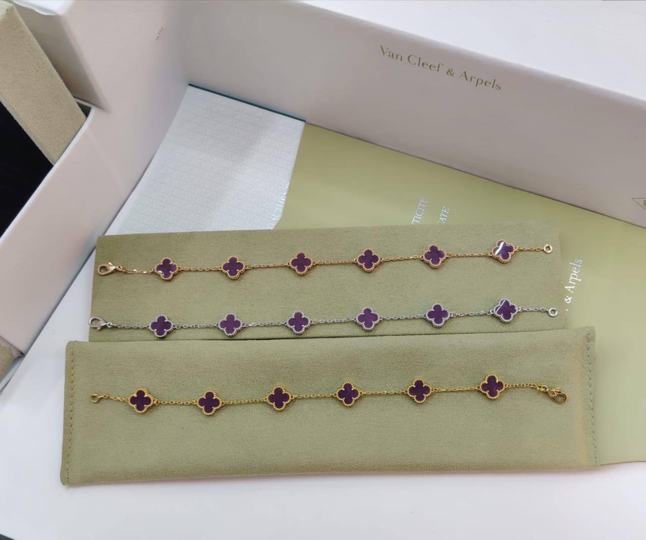 VCA ❤️‍🔥*
Mini bracelet 🦋
6 flower 🌹 
Master quality 💯
With normal boxes 📦 
50 dhs❣️
With master box 🗃️ 
90 dhs❣️

Zain216
♥️♥️♥️