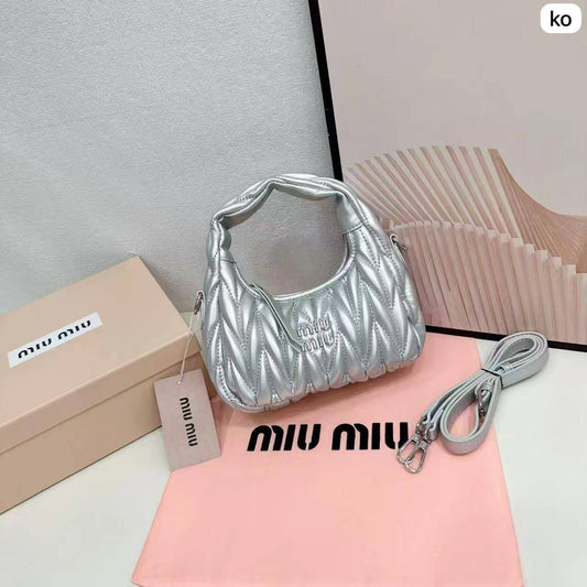 Miumiu hobo
Size : 20 * 17 * 6 cm
90 dhs🪙💕
with box🎁

Zain115
♥️♥️♥️