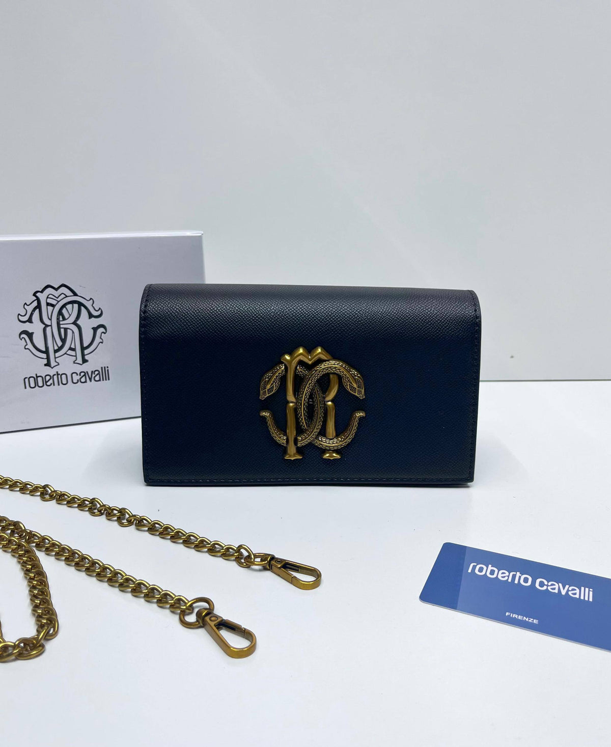 Roberto cavalli

with box

size 20×8×11cm
95 dhs🇦🇪🇦🇪

Zain213
♥️♥️♥️