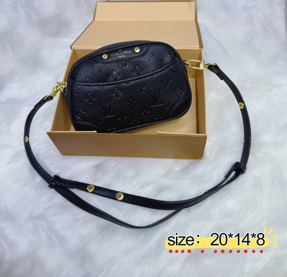 LV

✨✨NEW ✨✨

95 dhs❣️

with box
🎁🎁🎁

Zain38
♥️♥️♥️