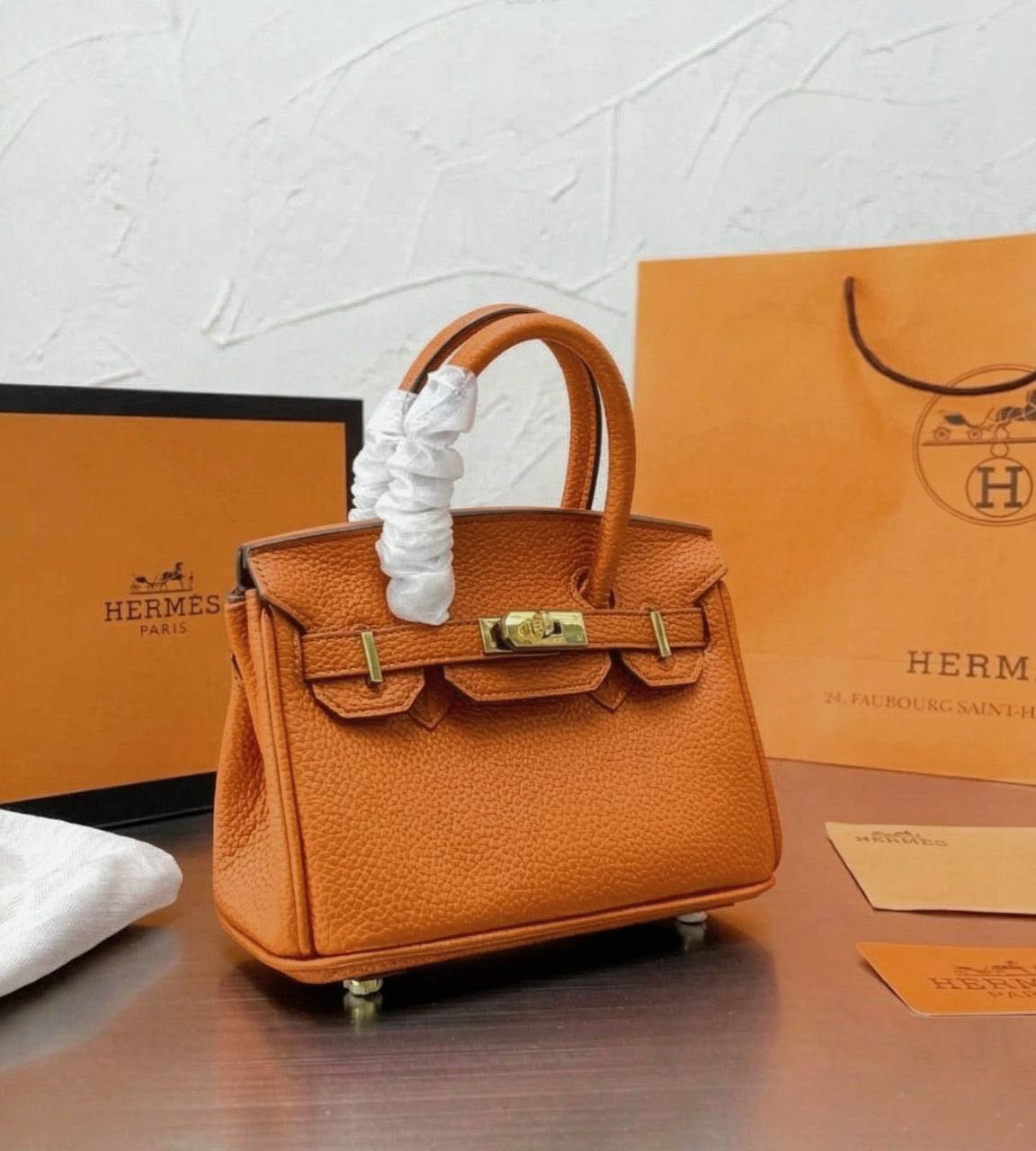 HERMES BIRKIN SMALL SIZE GOOD QUALITY WITH BOX 
110 dhs🇦🇪🇦🇪

Zain295
♥️♥️♥️