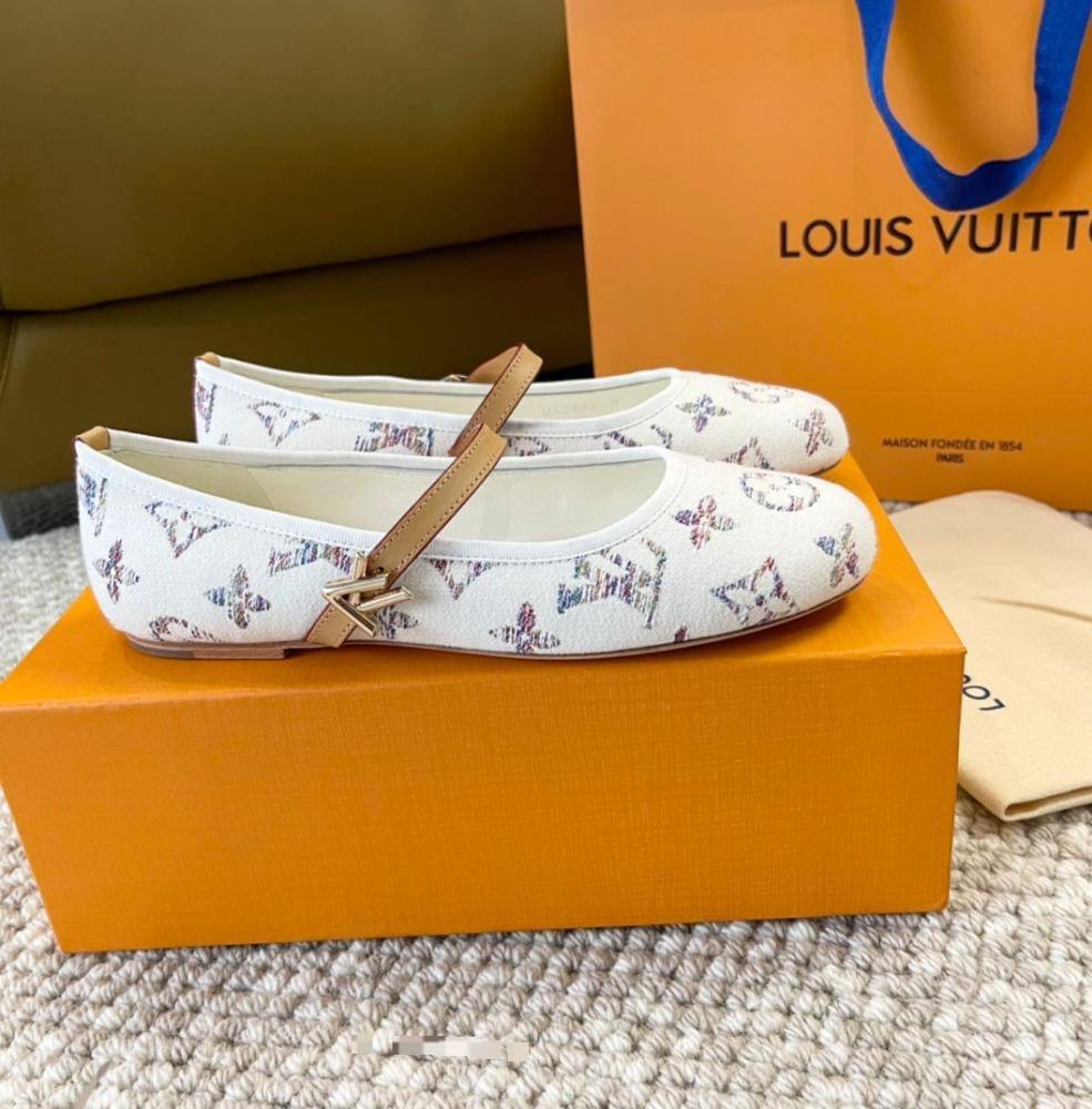 LV
☘️ *SIZE  36  to 41 ☘️                                                                                                       
260 dhs❣️

Zain224
♥️♥️♥️