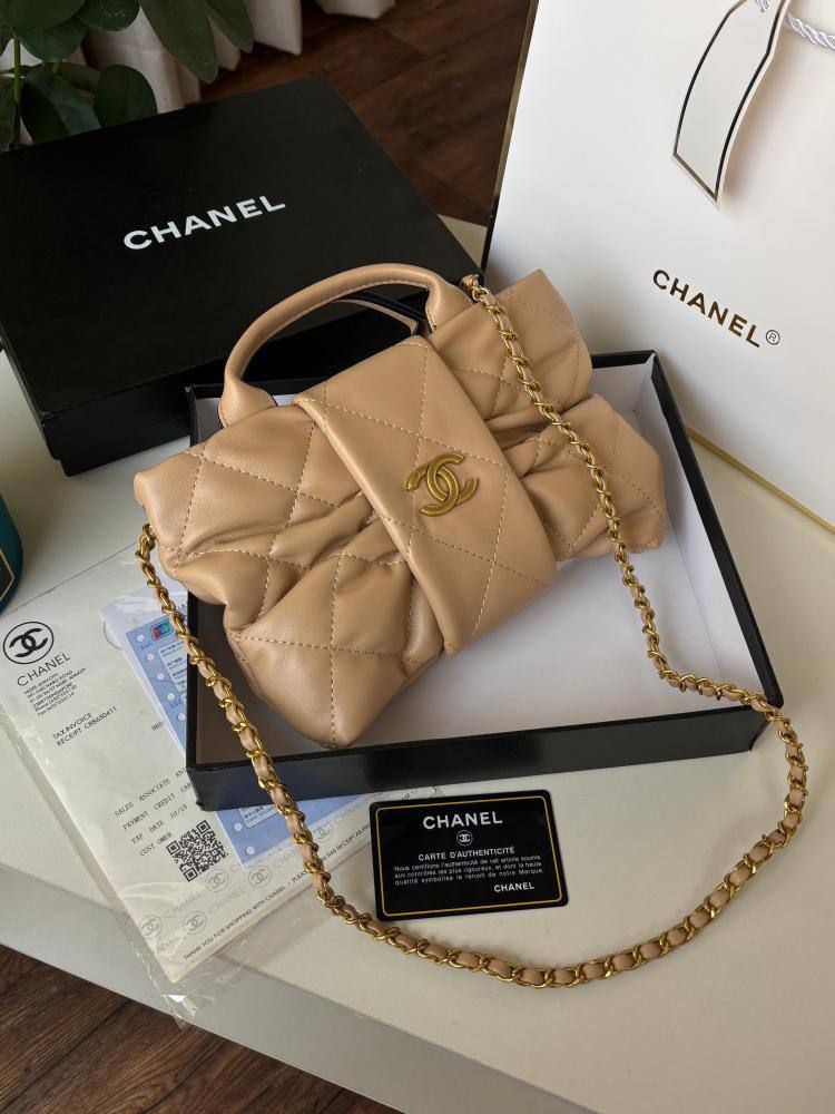 Chanel
95 dhs🇦🇪🇦🇪 
high quality With box

Zain26
♥️♥️♥️