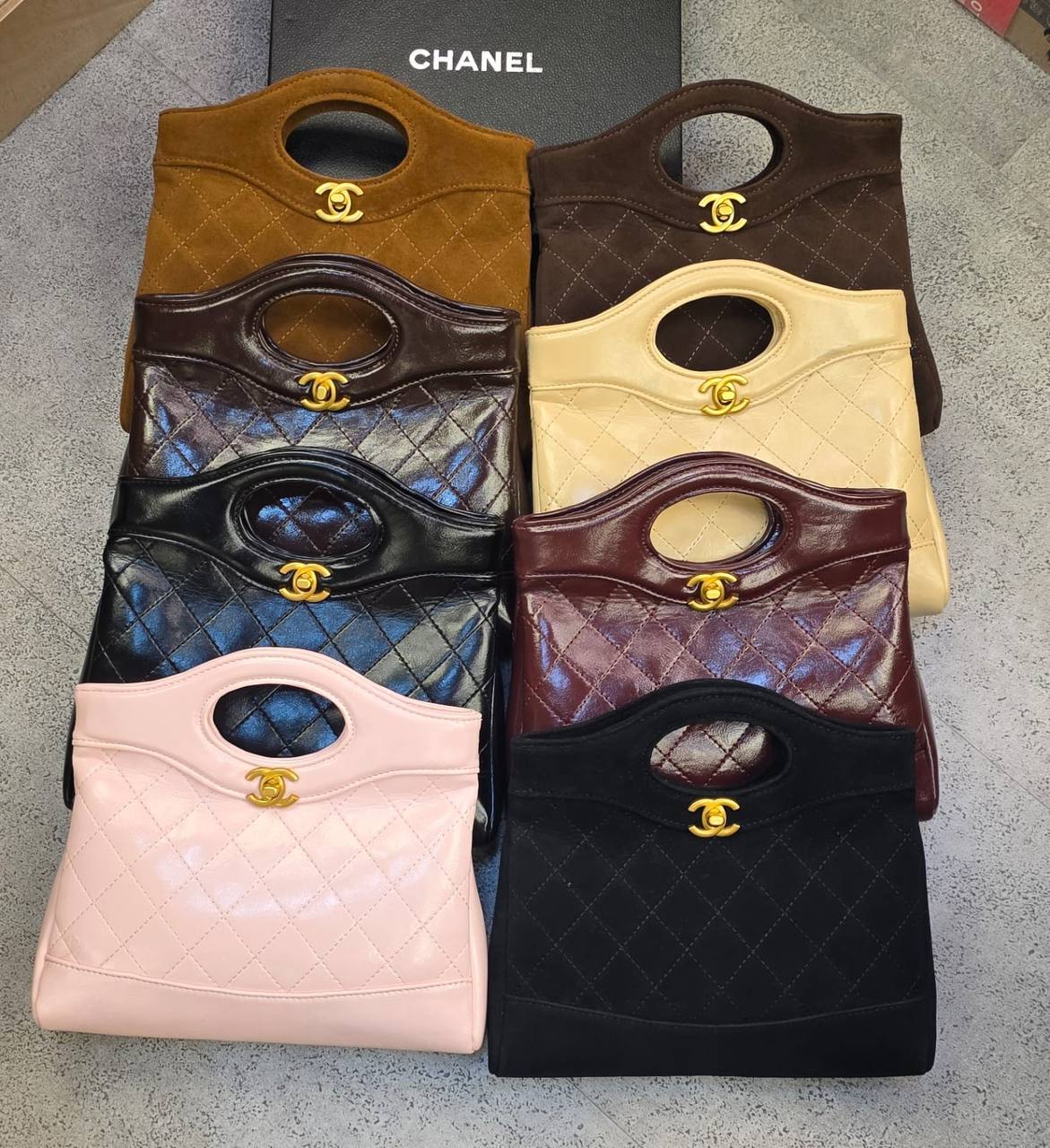 Chanel 
with box
🎁🎁🎁

170 dhs💓

Zain175
♥️♥️♥️