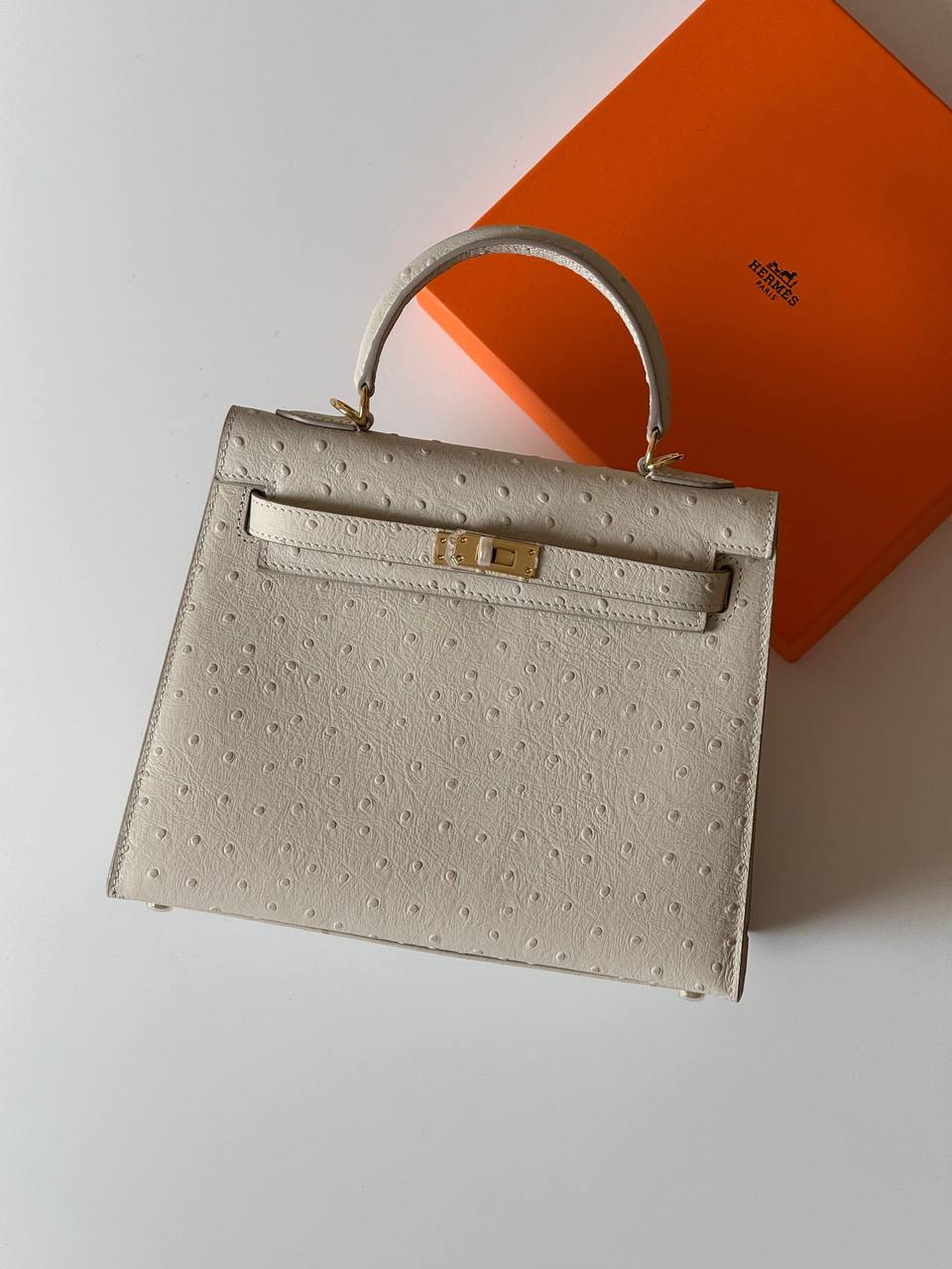 Hermes
 kelly ostrich 25cm💥Master quality ✅with box📦
410 dhs✅

Zain52
♥️♥️♥️