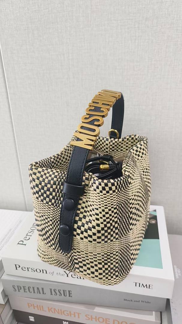 Moschino
100 dhs🇦🇪🇦🇪
size  19cm
High quality

Zain26
♥️♥️♥️