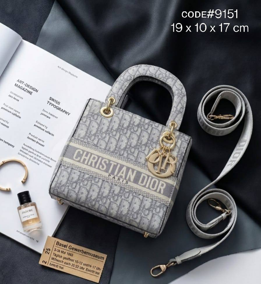 CHRISTIAN LADY DIOR
ᴄᴀɴᴠᴀs ᴍᴀᴛᴇʀɪᴀʟ
ɢᴏʟᴅ ʜᴀʀᴅᴡᴀʀᴇ
ᴡɪᴛʜ ʟᴏɴɢ ᴡᴇʙ sᴛʀᴀᴘ
sɪᴢᴇ : 19 cm

70 dhs✅

Zain31
♥️♥️♥️