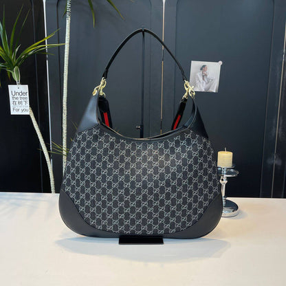Gucci
90 dhs💓
SIZE：48cm

Zain35
♥️♥️♥️