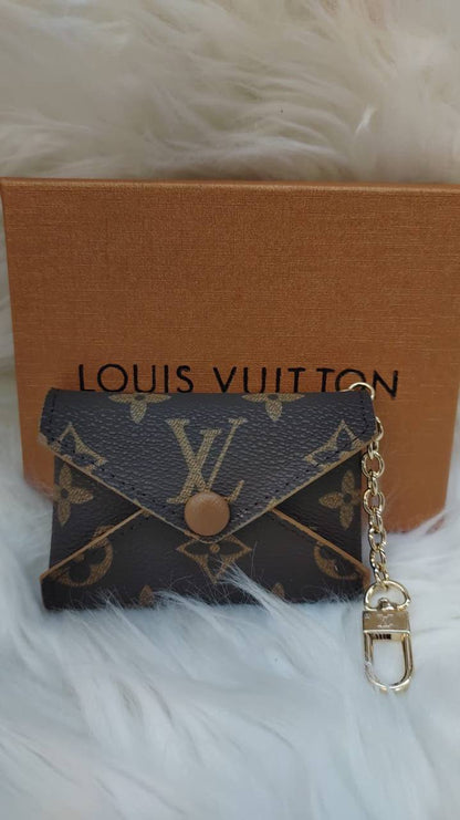 LV key holders & bags charm accessories
All sizes price 
55 dhs✅

Zain88
♥️♥️♥️