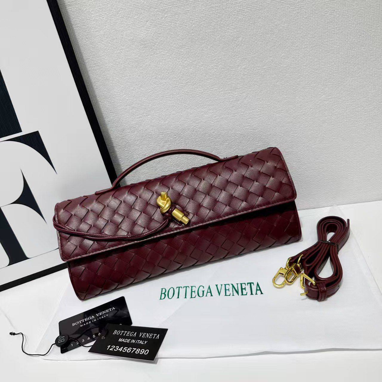 Bottega
105 dhs❣️

with box
🎁🎁🎁

size 30×4×13cm

Zain42
♥️♥️♥️