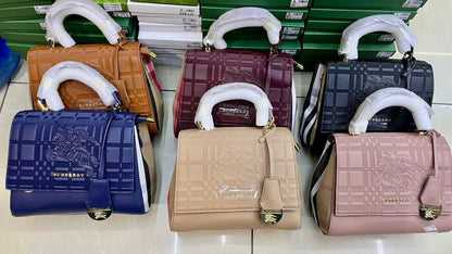 Burberry
 Good Quality 
With Small Wallet

105 dhs❣️

Zain250
♥️♥️♥️