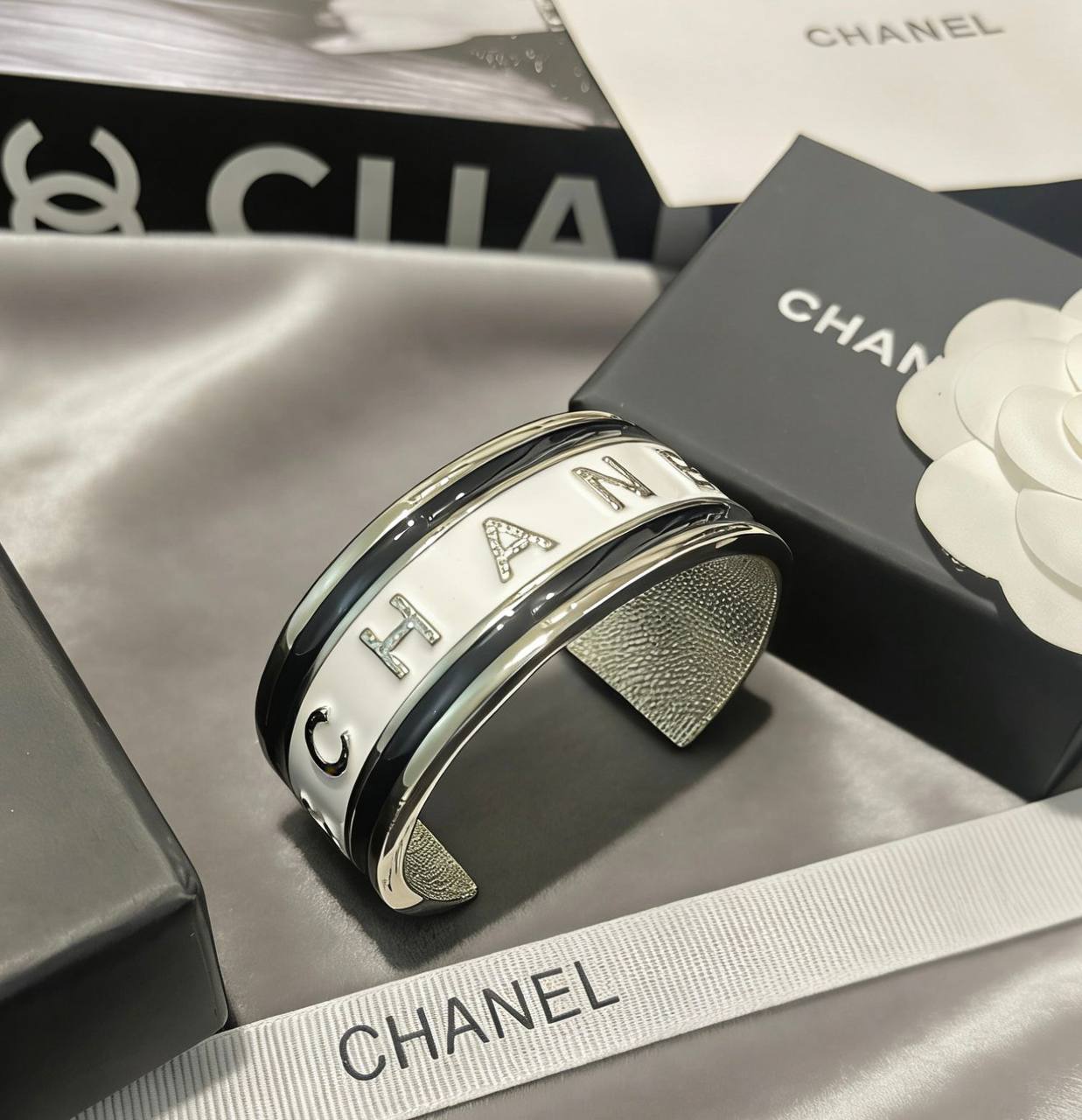 MASTER BANGLE
CHANEL
✨💫
90 DHS💓
WITH BOX AND PAPER BAG 🛍️🎁

Zain89
♥️♥️♥️