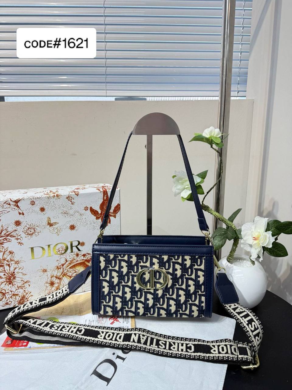 CHRISTIAN DIOR
sʜᴏᴜʟᴅᴇʀ / ᴄʀᴏssʙᴀɢ
ᴡɪᴛʜ ʟᴏɴɢ sᴛʀᴀᴘ
sɪᴢᴇ : 21 cm

65 dhs🪙🖤

Zain31
♥️♥️♥️