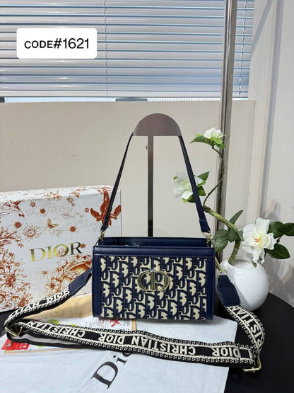 CHRISTIAN DIOR
sʜᴏᴜʟᴅᴇʀ / ᴄʀᴏssʙᴀɢ
ᴡɪᴛʜ ʟᴏɴɢ sᴛʀᴀᴘ
sɪᴢᴇ : 21 cm

65 dhs🪙🖤

Zain31
♥️♥️♥️