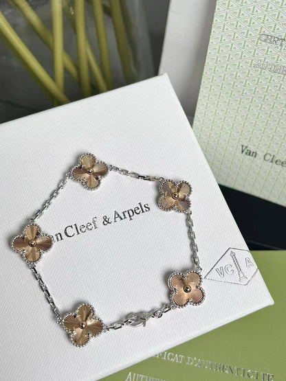 VCA SET❤️‍🔥*
Necklace ❣️
Earring 🦋
Bracelet 🌸
Master quality 💯
With normal boxes 📦 
170 dhs🪙🌨️
With master box 🗃️ 
220 dhs🪙🌨️

Zain216
♥️♥️♥️