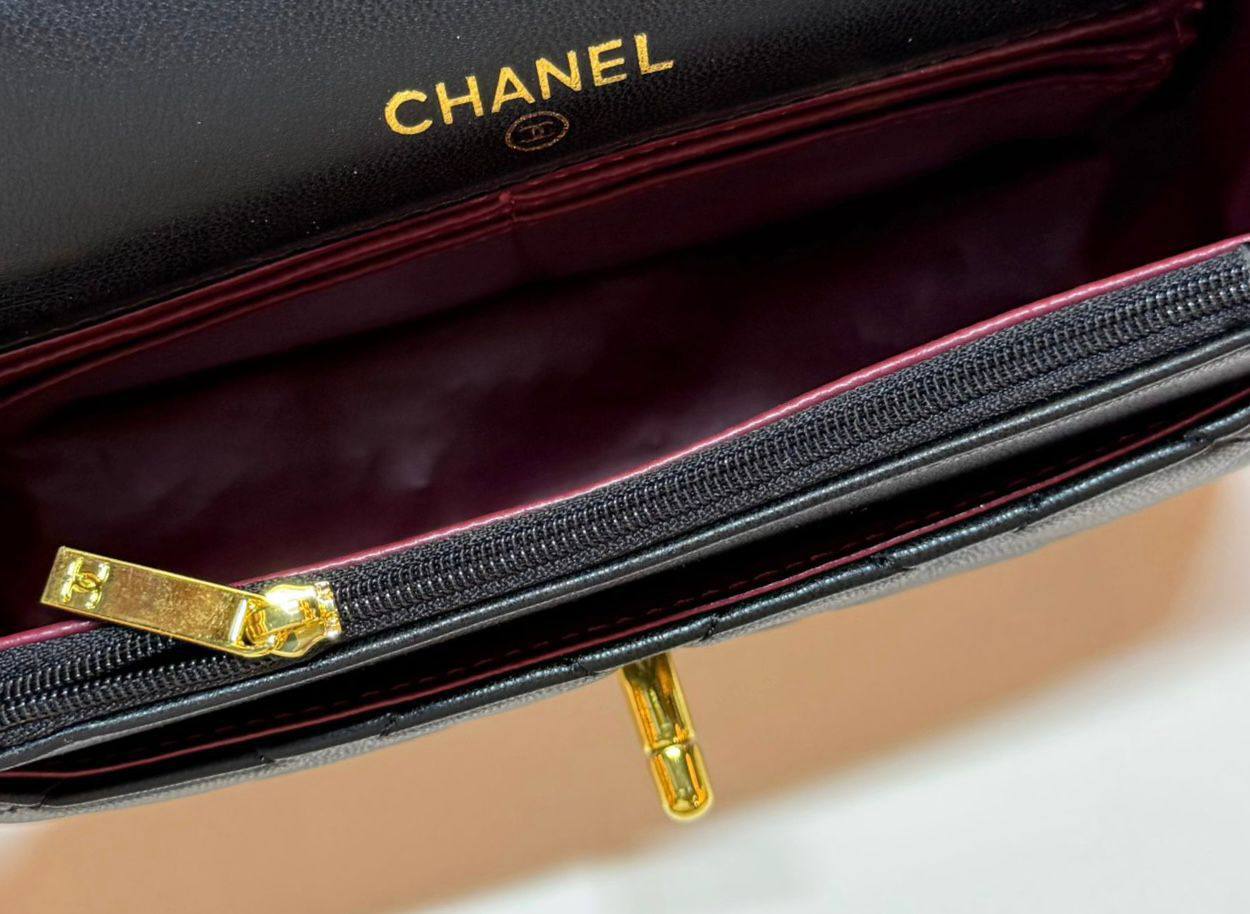 CHANEL 

GOOD QUALITY 

WITH BOX 
🎁🎁🎁

110 dhs✅
SIZE : 20 cm

Zain39
♥️♥️♥️