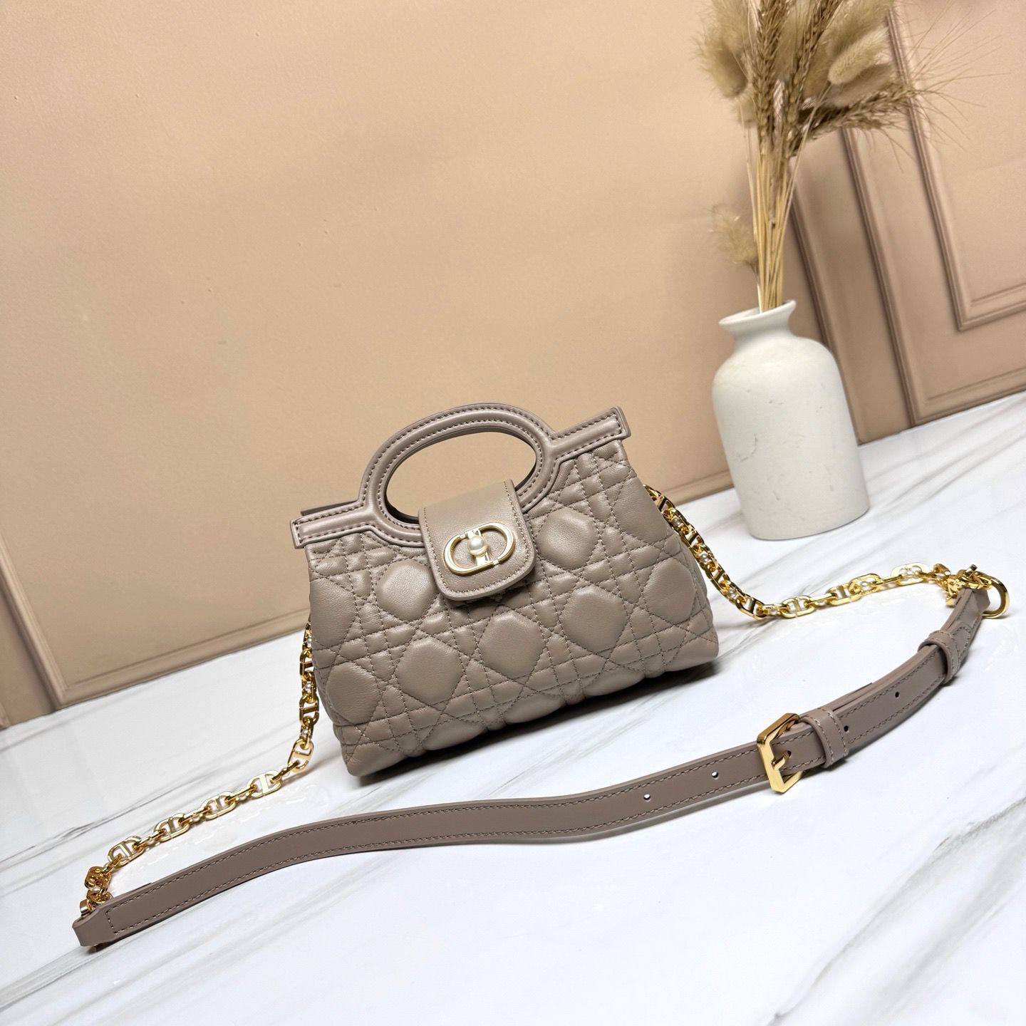 Dior 🙋🏻‍♀️💕 Master
20cm🫶🏼 
300 dhs❣️

Zain228
♥️♥️♥️