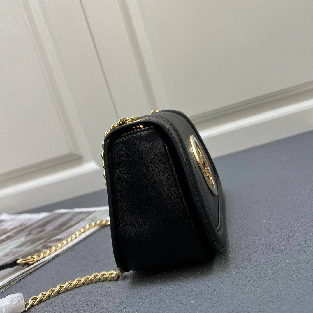 GUCCI 
NEW CAME GOOD QUALITY 
WITH BOX 
🎁🎁🎁

100 dhs🪙💕

Zain39
♥️♥️♥️